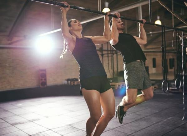 fit people doing pull-ups