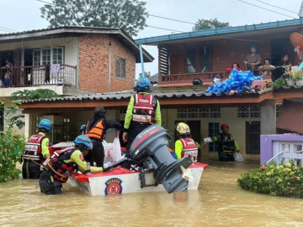 Rescue workers deliver food rations to people staying in flooded houses in Sateng Nok, Yala Province, Thailand, November 30, 2024, in this picture obtained from social media. Poh Teck Tung Foundation/via REUTERS THIS IMAGE HAS BEEN SUPPLIED BY A THIRD PARTY. MANDATORY CREDIT. NO RESALES. NO ARCHIVES.