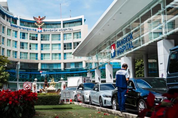 Vehicles line up in front of the Bangkok Hospital in Bangkok on November 21, 2024. A young Australian woman has died and another is fighting for her life in hospital in Bangkok on November 21, 2024 after a suspected mass methanol poiso<em></em>ning in Laos, Australia's prime minister said. (Photo by Chanakarn Laosarakham / AFP)