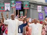 ISKCON devotees recite devotio<em></em>nal so<em></em>ngs in Bengaluru, protesting against attacks on Hindus in Bangladesh. (Photo: PTI/File)