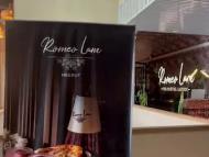 Despite apologies from the waiter and the manager of Romeo Lane restaurant, the family filed a complaint at the Ganganagar police station. (News18 Uttar Pradesh)