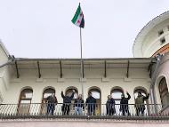 Demo<em></em>nstrators react after raising a Syrian opposition flag at the Syrian embassy in Moscow (Photo: AFP)